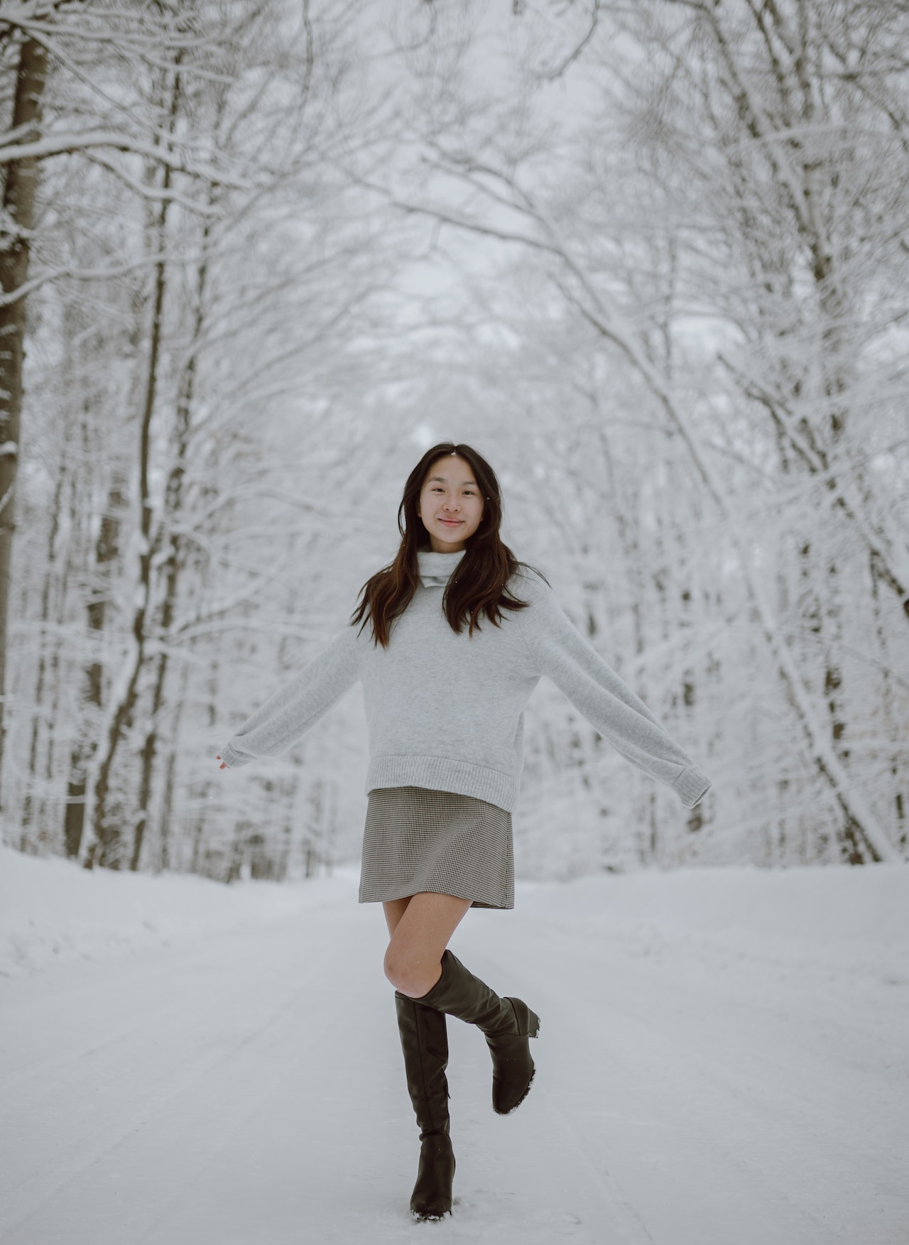 femme portant un pull blanc