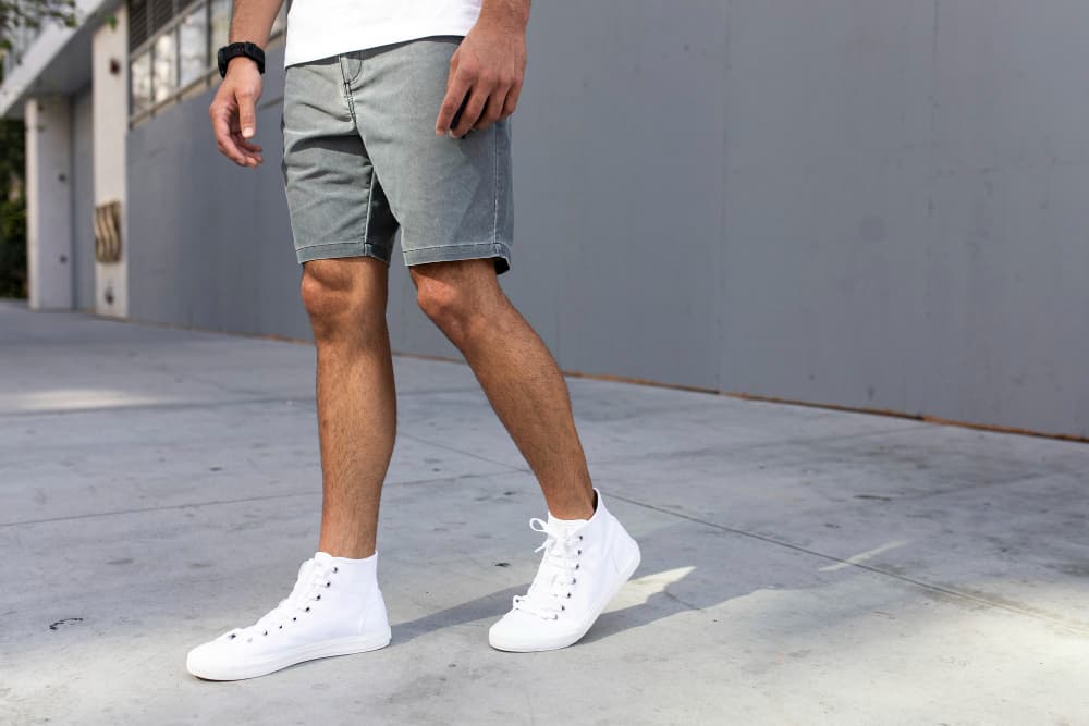 homme portant short gris