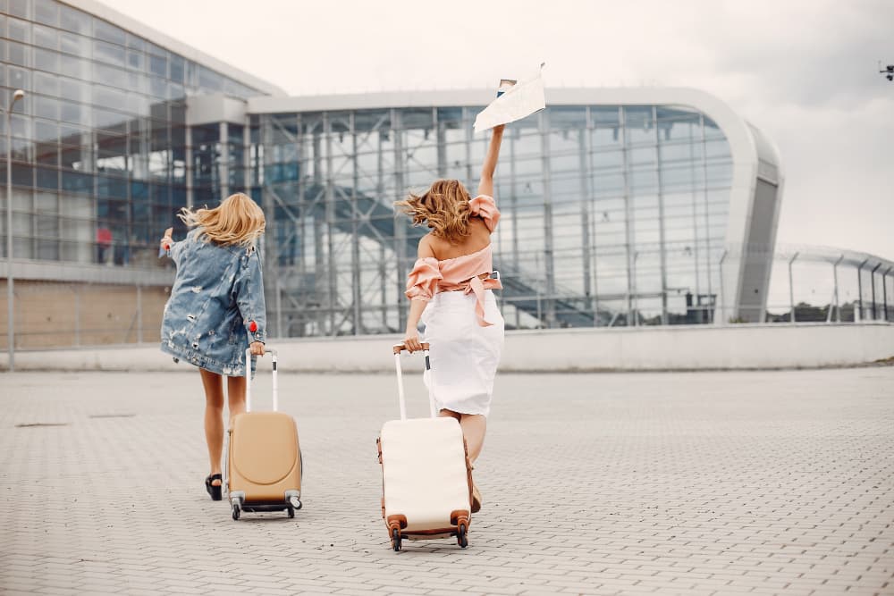 deux jeunes femmes partent en week-end bien être