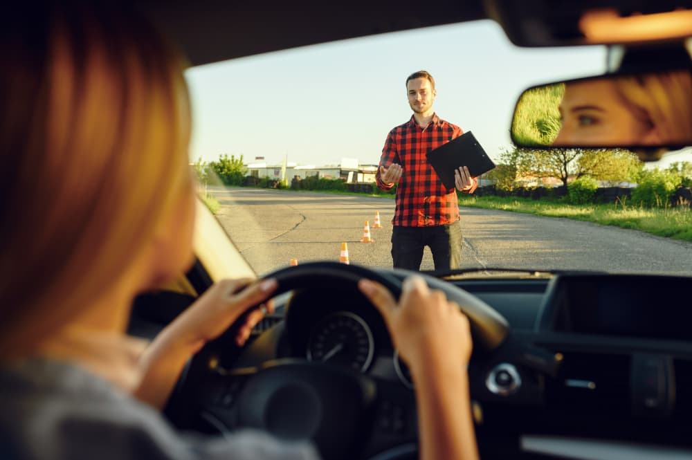 jeune conductrice passe l'examen du permis de conduire