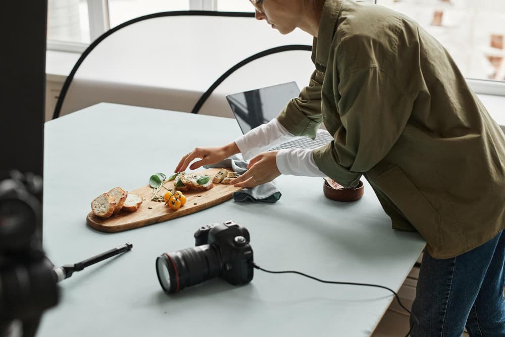 critique culinaire prépare un plat