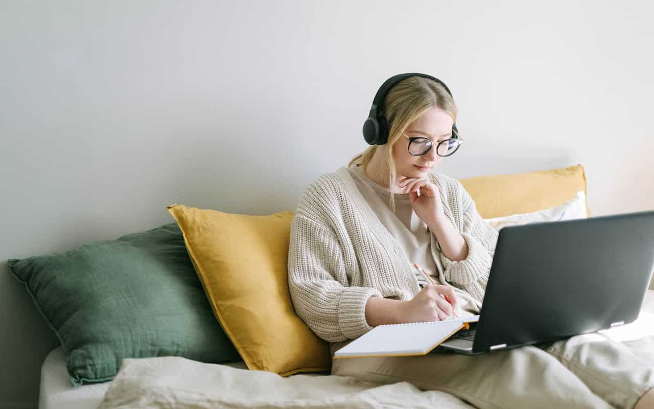 Jeune fille qui révise les questions fréquentes du code de la route sur un ordinateur